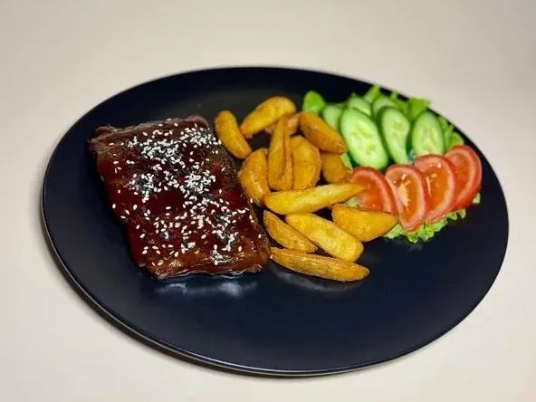 Ребра BBQ с картофелем и овощами