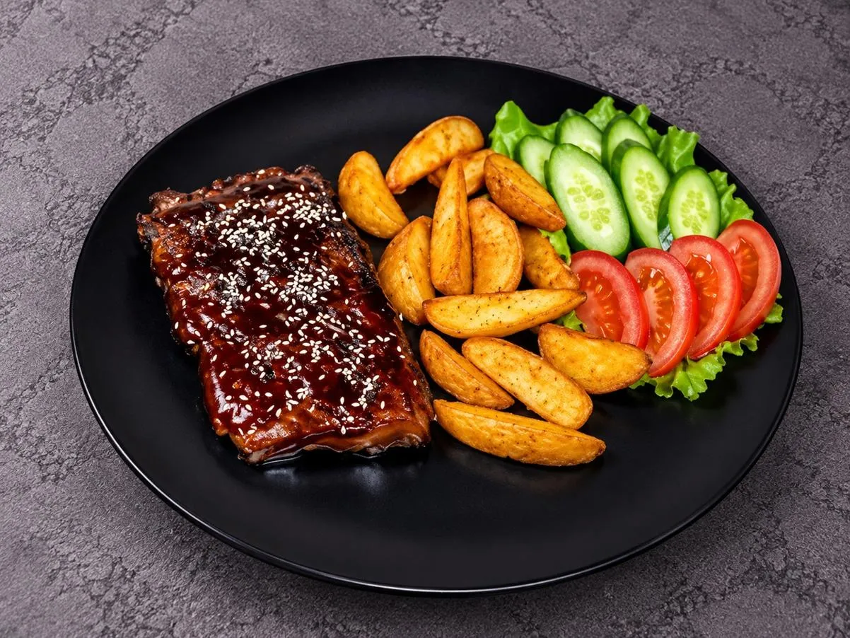 Ребра BBQ с картофелем и овощами